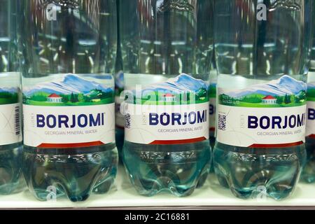 Tjumen, Russland-04. Mai 2020: Flaschen Mineralwasser Borjomi im Supermarkt Stockfoto