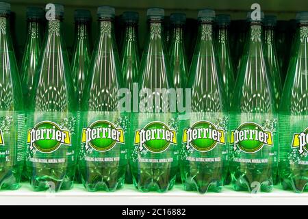 Tjumen, Russland-04. Mai 2020: Perrier Mineralwasser-Flaschen auf dem Display in einem lokalen Lebensmittelgeschäft. Stockfoto