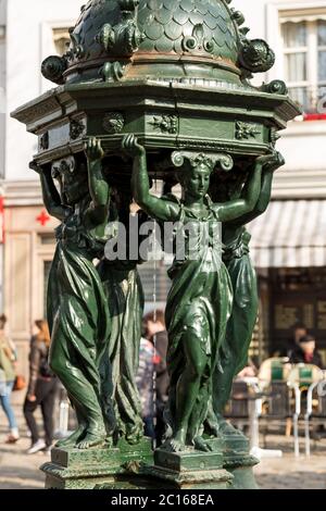 Einer der antiken Wallace Brunnen mit Frauen-Gruppe Skulptur auf in Paris trinken Stockfoto
