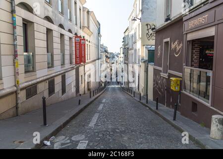 Paris, Frankreich, 26. März 2017: Blick auf die enge gepflasterte Straße zwischen traditionellen pariser Gebäuden in Paris, Frankreich. Stockfoto