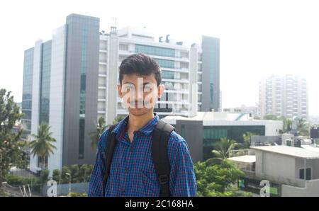 Porträt von jungen Teenager-Student auf einem Rucksäcke .Corporate Unternehmen Hintergrund. Stockfoto