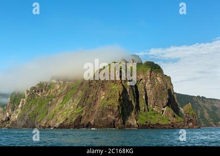 Felsen in der Awatscha-Bucht des Pazifischen Ozeans. Küste von Kamtschatka. Stockfoto