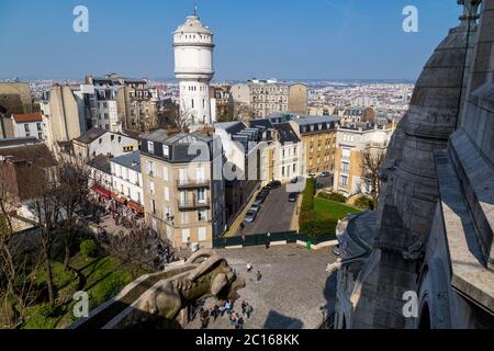 Paris, Frankreich, 26. März 2017: Blick auf die enge gepflasterte Straße zwischen traditionellen pariser Gebäuden in Paris, Frankreich. Stockfoto