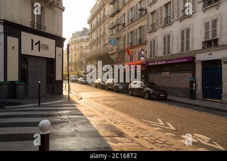 Paris, Frankreich, 27. März 2017: Blick auf die enge gepflasterte Straße zwischen traditionellen pariser Gebäuden in Paris, Frankreich. Stockfoto