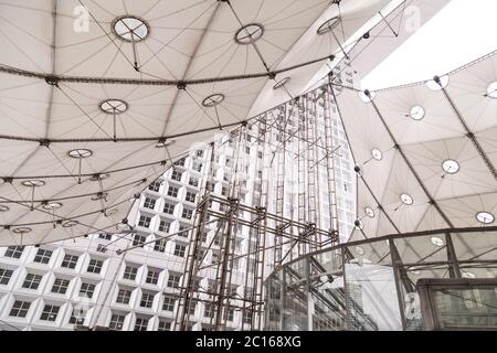Paris, Frankreich, März 31 2017: Chrom Bau der Aufzüge von Grande Arche in La Dfense in Paris Stockfoto