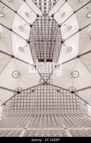 Paris, Frankreich, März 31 2017: Chrom Bau der Aufzüge von Grande Arche in La Dfense in Paris Stockfoto