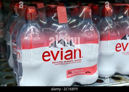 Tjumen, Russland-05. Juni 2020: Evian Natürliches Mineralwasser. Hergestellt in Frankreich. Halbwertsflasche. Im Hypermarkt Stockfoto