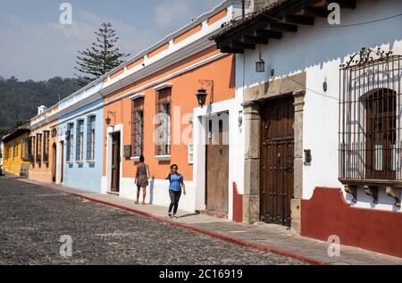 Antigua, Guatemala, 28. Februar 2020: Farbenfrohe Gebäude des kolonialen Antigua in Guatemala Stockfoto