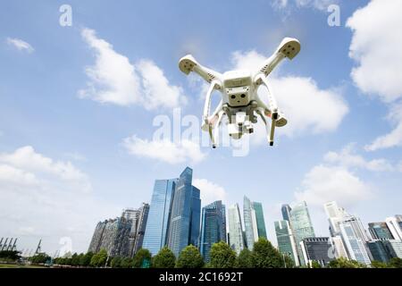 Drohne über moderne Stadt fliegen Stockfoto