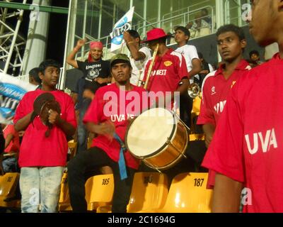 Fans genießen und unterstützen ihr Team UVA Next, während der 1. Sri Lanka Premier League (SLPL) im Jahr 2012. UVA Next waren die Champions der Liga. R Stockfoto