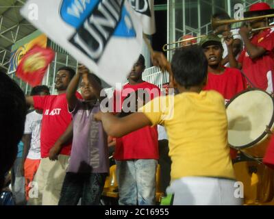 Fans genießen und unterstützen ihr Team UVA Next, während der 1. Sri Lanka Premier League (SLPL) im Jahr 2012. UVA Next waren die Champions der Liga. R Stockfoto