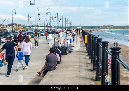 Tramore, Co. Waterford, Irland. Juni 2020. Tramore Beach war heute an einem herrlich sonnigen Tag mit Höhen von 18 bis 23 Grad Celsius voll. Quelle: AG News/Alamy Live News Stockfoto