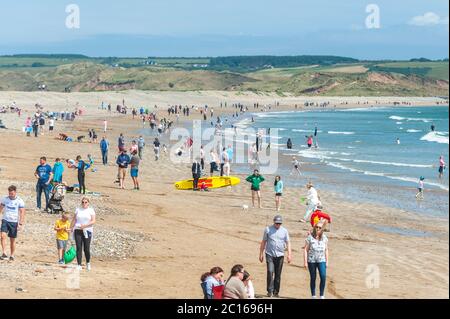 Tramore, Co. Waterford, Irland. Juni 2020. Tramore Beach war heute an einem herrlich sonnigen Tag mit Höhen von 18 bis 23 Grad Celsius voll. Quelle: AG News/Alamy Live News Stockfoto