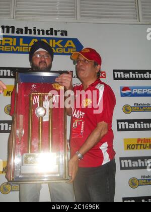 Das Management posiert für ein Foto mit der Siegertrophäe. Die UVA Next Franchise waren die Champions der 1. Sri Lanka Premier League (SLPL Stockfoto