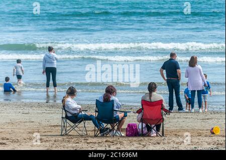 Tramore, Co. Waterford, Irland. Juni 2020. Tramore Beach war heute an einem herrlich sonnigen Tag mit Höhen von 18 bis 23 Grad Celsius voll. Quelle: AG News/Alamy Live News Stockfoto