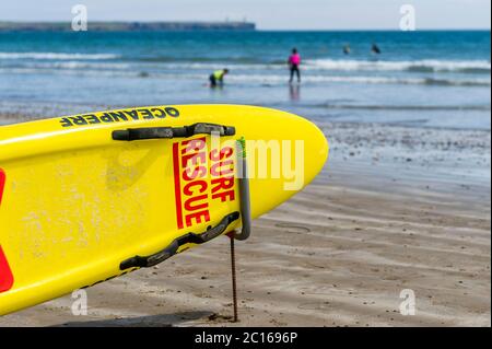 Tramore, Co. Waterford, Irland. Juni 2020. Tramore Beach war heute an einem herrlich sonnigen Tag mit Höhen von 18 bis 23 Grad Celsius voll. Quelle: AG News/Alamy Live News Stockfoto