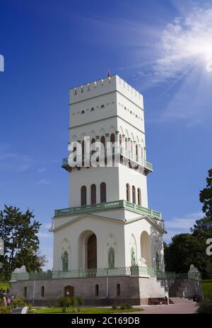 Weißer Turm (1821-1827) in Zarskoje Selo im Aleksandrowski Park, Puschkin, Russland Stockfoto