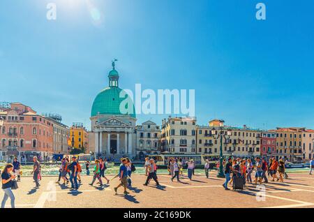 Venedig, Italien, 13. September 2019: Touristen gehen den Platz in der Nähe von Santa Lucia Station, Canal Grande Wasserstraße und San Simeone Piccolo Kirche mit blauem Himmel Hintergrund, Region Venetien Stockfoto