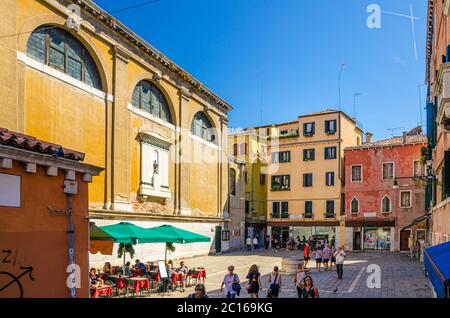 Venedig, Italien, 13. September 2019: Platz Campo San Cassiano mit Chiesa di San Cassiano katholisches Kirchengebäude im historischen Stadtzentrum von San Polo, blauer Himmel im Hintergrund, Region Venetien Stockfoto