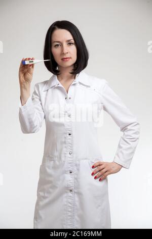 Die schöne Frau der Arzt mit einem Thermometer Stockfoto
