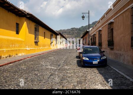 Antigua, Guatemala, 28. Februar 2020: Farbenfrohe Gebäude des kolonialen Antigua in Guatemala Stockfoto