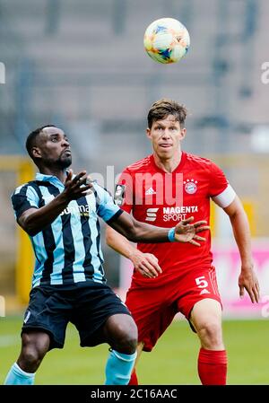 Mannheim, Deutschland. Juni 2020. Fußball: 3. Spielklasse, SV Waldhof Mannheim - Bayern München II, 32. Spieltag, im Carl-Benz Stadion. Mannheims Jean Romaric Kevin Koffi (l.) und Münchens Nicolas Feldhahn kämpfen um den Ball. Quelle: Uwe Anspach/dpa - WICHTIGER HINWEIS: Gemäß den Bestimmungen der DFL Deutsche Fußball Liga und des DFB Deutscher Fußball-Bund ist es untersagt, im Stadion und/oder aus dem Spiel aufgenommene Aufnahmen in Form von Sequenzbildern und/oder videoähnlichen Fotoserien zu nutzen oder auszunutzen./dpa/Alamy Live News Stockfoto