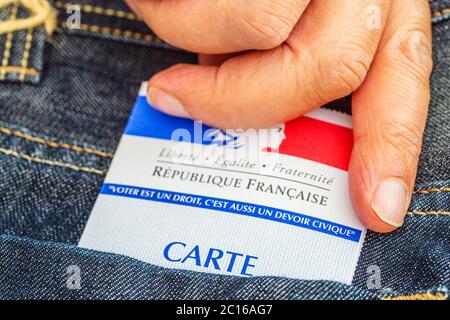 Französische Wahlkarte aus der Tasche einer Jeans, 2017 Präsidentschafts- und Parlamentswahlen Konzept Stockfoto