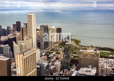 Luftaufnahme von Chicago mit Jay Pritzker Pavilion und dem Millennium Park Stockfoto