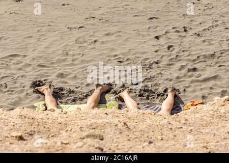 Die Anwohner haben den Strand für sich, da das Wetter für den Sommer hochgeht. Sonnenanbeter strecken sich auf dem Sand aus. Phase 3 Deeskalation der Covid Stockfoto