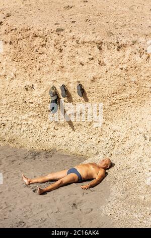 Die Anwohner haben den Strand für sich, da das Wetter für den Sommer hochgeht. Sonnenanbeter strecken sich auf dem Sand aus. Phase 3 Deeskalation der Covid Stockfoto