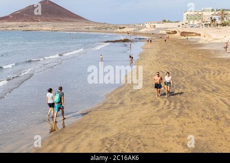 Die Anwohner haben den Strand für sich, da das Wetter für den Sommer hochgeht. Phase 3 Deeskalation des covid 19, Corona Virus Ausnahmezustand Stockfoto