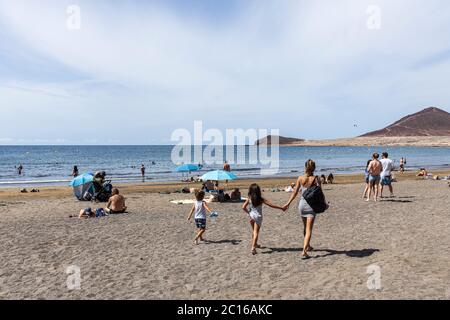 Die Anwohner haben den Strand für sich, da das Wetter für den Sommer hochgeht. Phase 3 Deeskalation des covid 19, Corona Virus Ausnahmezustand Stockfoto