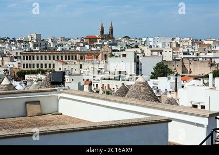 Blick auf die neue Stadt Alberobello, Apulien, Italien Stockfoto