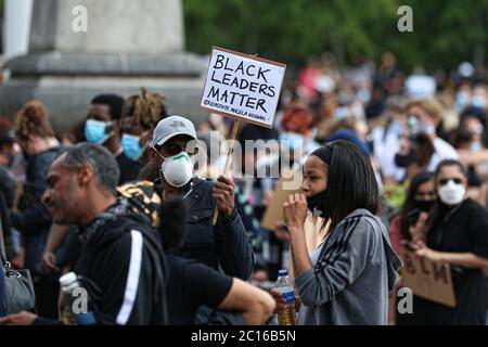 LEEDS, ENGLAND - 14. JUNI - eine große Anzahl von Menschen versammeln sich, um an der friedlichen Demonstration während der BLM-Protest auf dem Millennium Square, Leeds am Sonntag, 14. Juni 2020 teilzunehmen. (Kredit: Emily Moorby - MI News) Kredit: MI Nachrichten & Sport /Alamy Live Nachrichten Stockfoto