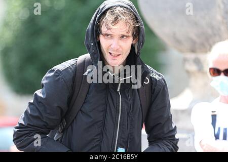 LEEDS, ENGLAND - 14. JUNI - eine große Anzahl von Menschen versammeln sich, um an der friedlichen Demonstration während der BLM-Protest auf dem Millennium Square, Leeds am Sonntag, 14. Juni 2020 teilzunehmen. (Kredit: Emily Moorby - MI News) Kredit: MI Nachrichten & Sport /Alamy Live Nachrichten Stockfoto