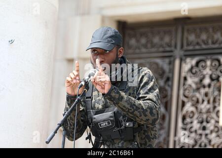 LEEDS, ENGLAND - 14. JUNI - eine große Anzahl von Menschen versammeln sich, um an der friedlichen Demonstration während der BLM-Protest auf dem Millennium Square, Leeds am Sonntag, 14. Juni 2020 teilzunehmen. (Kredit: Emily Moorby - MI News) Kredit: MI Nachrichten & Sport /Alamy Live Nachrichten Stockfoto