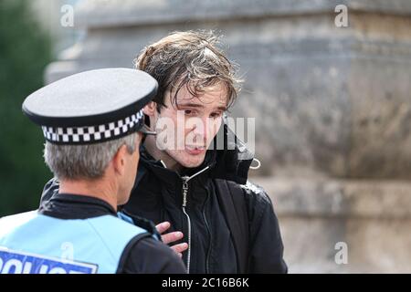 LEEDS, ENGLAND - 14. JUNI - eine große Anzahl von Menschen versammeln sich, um an der friedlichen Demonstration während der BLM-Protest auf dem Millennium Square, Leeds am Sonntag, 14. Juni 2020 teilzunehmen. (Kredit: Emily Moorby - MI News) Kredit: MI Nachrichten & Sport /Alamy Live Nachrichten Stockfoto