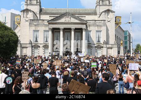 LEEDS, ENGLAND - 14. JUNI - eine große Anzahl von Menschen versammeln sich, um an der friedlichen Demonstration während der BLM-Protest auf dem Millennium Square, Leeds am Sonntag, 14. Juni 2020 teilzunehmen. (Kredit: Emily Moorby - MI News) Kredit: MI Nachrichten & Sport /Alamy Live Nachrichten Stockfoto
