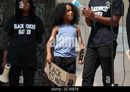 LEEDS, ENGLAND - 14. JUNI - eine große Anzahl von Menschen versammeln sich, um an der friedlichen Demonstration während der BLM-Protest auf dem Millennium Square, Leeds am Sonntag, 14. Juni 2020 teilzunehmen. (Kredit: Emily Moorby - MI News) Kredit: MI Nachrichten & Sport /Alamy Live Nachrichten Stockfoto