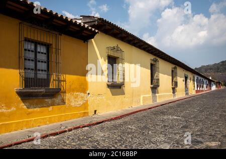 Antigua, Guatemala, 28. Februar 2020: Farbenfrohe Gebäude des kolonialen Antigua in Guatemala Stockfoto