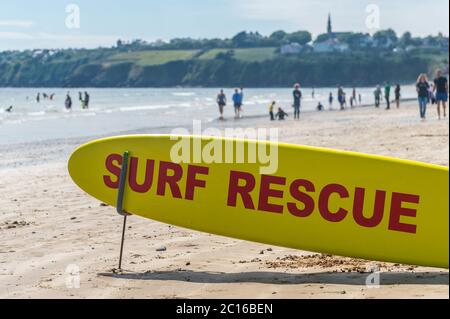 Tramore, Co. Waterford, Irland. Juni 2020. Tramore Beach war heute an einem herrlich sonnigen Tag mit Höhen von 18 bis 23 Grad Celsius voll. Quelle: AG News/Alamy Live News Stockfoto