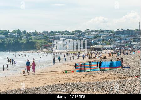 Tramore, Co. Waterford, Irland. Juni 2020. Tramore Beach war heute an einem herrlich sonnigen Tag mit Höhen von 18 bis 23 Grad Celsius voll. Quelle: AG News/Alamy Live News Stockfoto