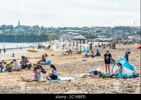 Tramore, Co. Waterford, Irland. Juni 2020. Tramore Beach war heute an einem herrlich sonnigen Tag mit Höhen von 18 bis 23 Grad Celsius voll. Quelle: AG News/Alamy Live News Stockfoto