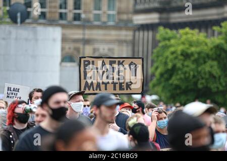 LEEDS, ENGLAND - 14. JUNI - eine große Anzahl von Menschen versammeln sich, um an der friedlichen Demonstration während der BLM-Protest auf dem Millennium Square, Leeds am Sonntag, 14. Juni 2020 teilzunehmen. (Kredit: Emily Moorby - MI News) Kredit: MI Nachrichten & Sport /Alamy Live Nachrichten Stockfoto