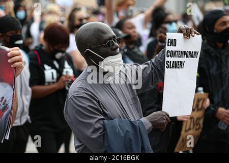 LEEDS, ENGLAND - 14. JUNI - eine große Anzahl von Menschen versammeln sich, um an der friedlichen Demonstration während der BLM-Protest auf dem Millennium Square, Leeds am Sonntag, 14. Juni 2020 teilzunehmen. (Kredit: Emily Moorby - MI News) Kredit: MI Nachrichten & Sport /Alamy Live Nachrichten Stockfoto