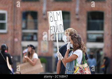 LEEDS, ENGLAND - 14. JUNI - eine große Anzahl von Menschen versammeln sich, um an der friedlichen Demonstration während der BLM-Protest auf dem Millennium Square, Leeds am Sonntag, 14. Juni 2020 teilzunehmen. (Kredit: Emily Moorby - MI News) Kredit: MI Nachrichten & Sport /Alamy Live Nachrichten Stockfoto