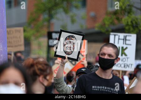 LEEDS, ENGLAND - 14. JUNI - eine große Anzahl von Menschen versammeln sich, um an der friedlichen Demonstration während der BLM-Protest auf dem Millennium Square, Leeds am Sonntag, 14. Juni 2020 teilzunehmen. (Kredit: Emily Moorby - MI News) Kredit: MI Nachrichten & Sport /Alamy Live Nachrichten Stockfoto