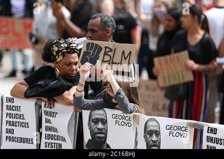 LEEDS, ENGLAND - 14. JUNI - eine große Anzahl von Menschen versammeln sich, um an der friedlichen Demonstration während der BLM-Protest auf dem Millennium Square, Leeds am Sonntag, 14. Juni 2020 teilzunehmen. (Kredit: Emily Moorby - MI News) Kredit: MI Nachrichten & Sport /Alamy Live Nachrichten Stockfoto