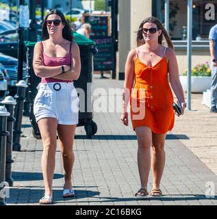 Tramore, Co. Waterford, Irland. Juni 2020. Tramore Beach war heute an einem herrlich sonnigen Tag mit Höhen von 18 bis 23 Grad Celsius voll. Quelle: AG News/Alamy Live News Stockfoto