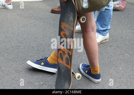 LEEDS, ENGLAND - 14. JUNI - eine große Anzahl von Menschen versammeln sich, um an der friedlichen Demonstration während der BLM-Protest auf dem Millennium Square, Leeds am Sonntag, 14. Juni 2020 teilzunehmen. (Kredit: Emily Moorby - MI News) Kredit: MI Nachrichten & Sport /Alamy Live Nachrichten Stockfoto